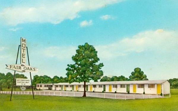 Vintage 1950s postcard of the Fair Oaks Motel, now gone