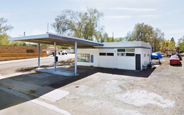 box shaped 1950s gas station with flat canopy over empty pump islands