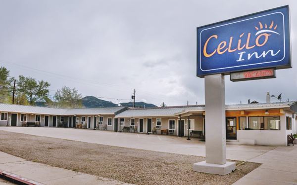 L-shaped motel, on a corner and its neon sigh, Celilo Inn