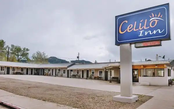 L-shaped corner motel, neon sigh, Celilo Inn
