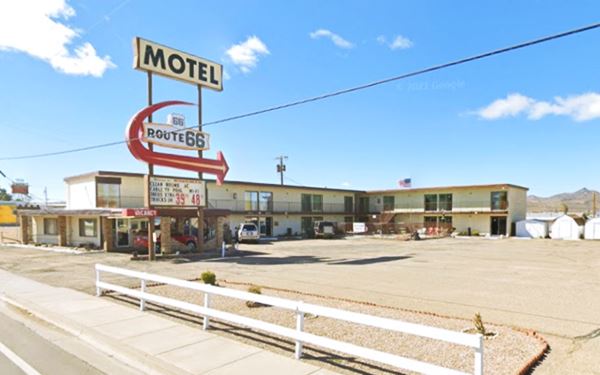 great neon sign and two story building: Route 66 motel