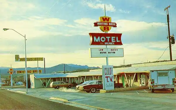 Whiting Bros. Kingman 1970s Postcard Whiting motel, cars, sign, gas station