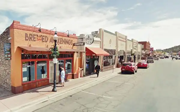 looking east along Route 66: shops, cars, people