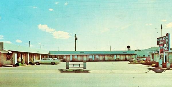 a 1960s postcard of the Navajo Lodge motel on US66