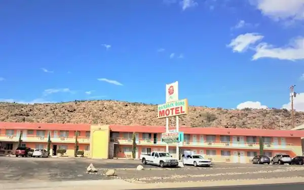 Ramblin Rose motel US66 motel 2 stories, neon sign