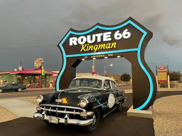 drive-trhu shield Kingman giant US66 shield with opening to drive through it