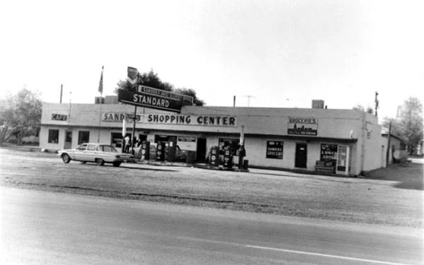 Shopping Center in 1962 US66, Sanders black and white picture, trading post, gas station,seen from Route 66