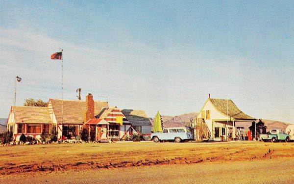 A 1972 postcard of Santa Claus Arizona inn and gas station