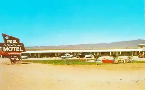 1960s postcard Skyline Motel Kingman AZ 2-story motel, neon sign, parked 1950s cars