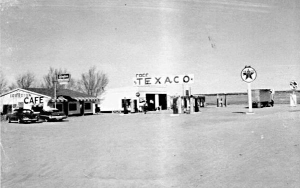 1950s black and white photo of Truxton Cafe and original Texaco