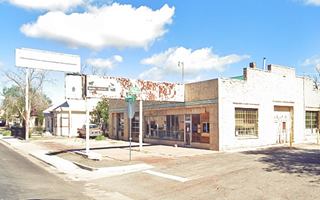 former Wilkinson Ford nowadays, Seligman AZ color photo former gas station with large signs