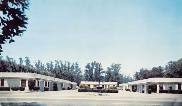 San Bernardino Motel c.1950s Color photo postcard c.1950 U-layout motel with flat roof facing highway