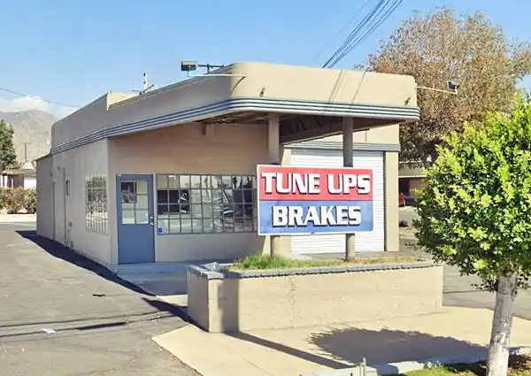 Azusa Vintage Union 76 gas station former gas station, flat canopy, curved tips, multipane window office, 1 service bay, flat roof, steel poles support canopy