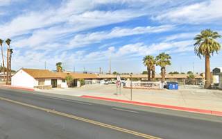 motel L-layout gable roof, palm trees, US 66 in front