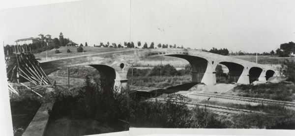 Oaklawn bridge under construction 1906 South Pasadena CA concrete bridge arches across a railroad, hotel on distant hill. Black and white photo