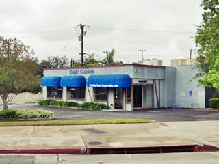 Thomas Mobil filling sation, Arcadia CA box-shaped flat-roofed building, a former gas station now a store