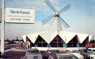 Monterey Park Van de Kamps 1968 1968 color, white building, folded plate shape, pinacle with windmill, sign reads VAN DE KAMP’s, cars parked by it