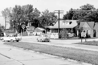Capitol Motel 1950s black and white, 1950s gable roof buildings, signs, cars and US66