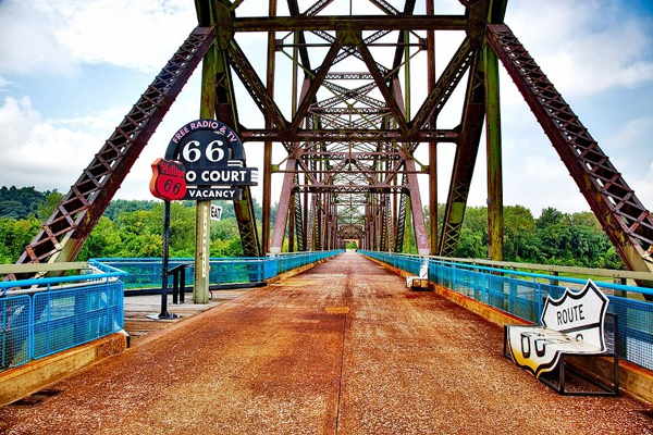 US 66 vintage signs on Chain of Rocks bridge