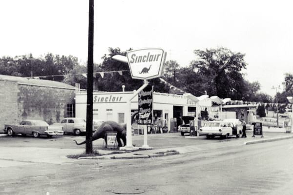 Sinclair dinosaur in 1963 in Wilmington Route 66