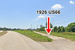 The 1926 alignment north of Lincoln 1926 US66 old roadbed surrounded by glass