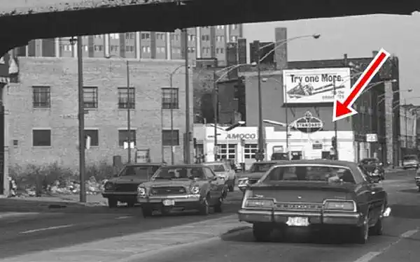 Amoco filling station, Ave with cars
