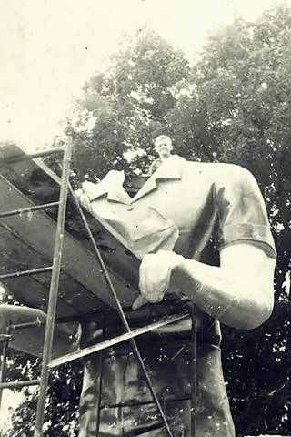 Gemini Giant being erected 1965 sepia, child head seen atop the fiberglass Muffler Man Gemini Giant with scaffold