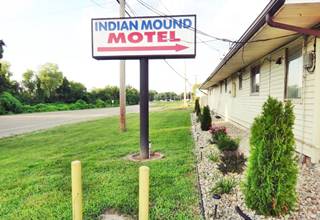 motel sign and facade along Route 66