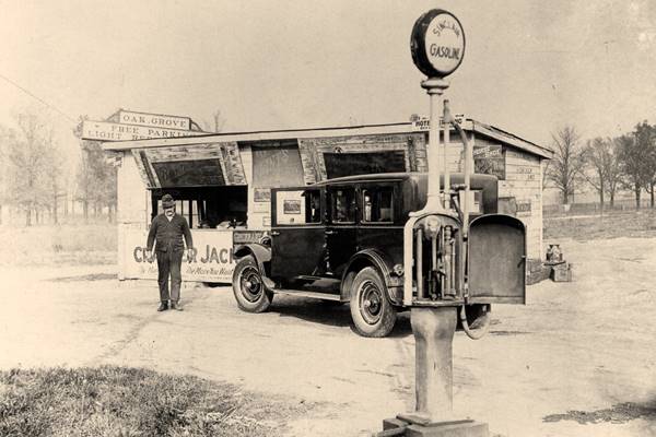 Oak Grove Sinclair service station c.1922 Lemont IL black and white 1922, man by a small woodframe building, store with Sinclair gas pump
