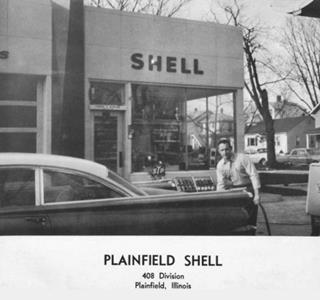 Shell on former US 66 1966, Plainfield Black and white, 1966 man filling tank of a car, SHELL written over office behind him
