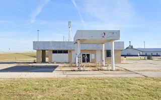 1980s Standard station, Divenon oblong box station with flat canopy, vacant