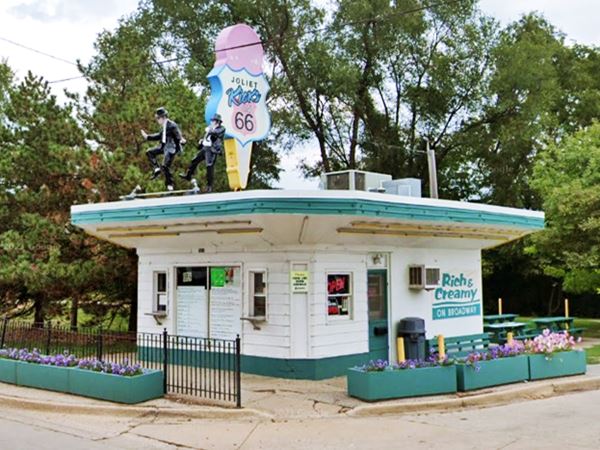 Rich and Creamy Ice Cream Stand with Jake and Elwood Blues dancing on the roof top in Joliet Route 66