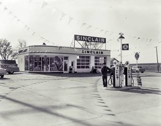 1950s Sinclair in Dwight 1950s black and white, enamel box shaped Sinclair station, 2 bays, corner office, attendant, pumps