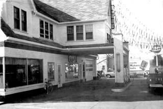 Sprague;s Super Service US66, Normal Black and white 1970s pickup by gable roofed gas station, Gulf sign