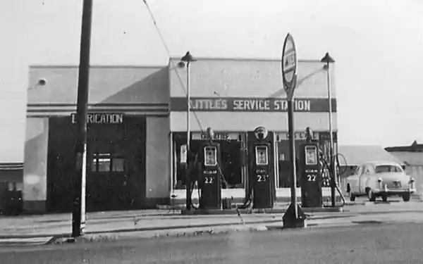 A 1950s Little gas station, US66 Galena 1950s black and white, gas station