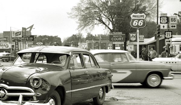c.1955 black and white photo of cars, gas stations at US66 and US71 intersection, Carthage MO, Route 66