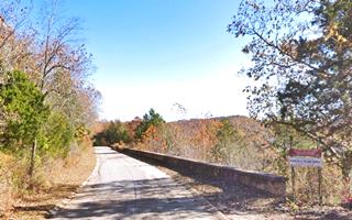 Route 66 in Devil’s Elbow masonry wall and cliff-hanging Route 66