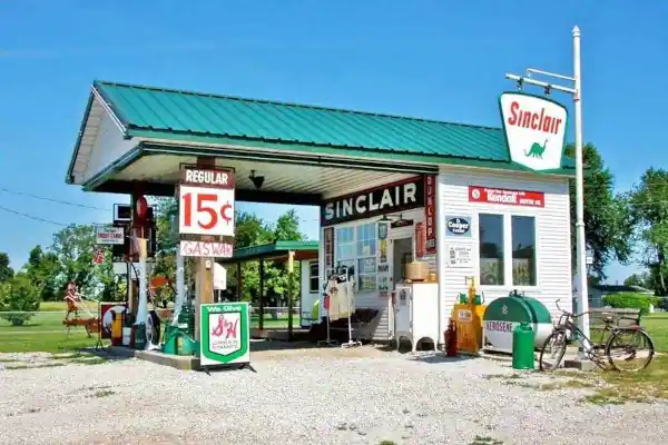 Garys Gay Parita Sinclair Gas Station in Paris Springs Junction, Missouri Craftsman style Sinclair gas station, with signs and memorabilia