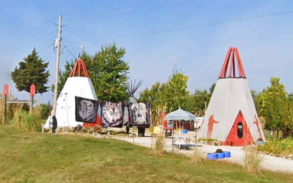 Teepees next to grassy sholder of Route 66 St Clair MO
