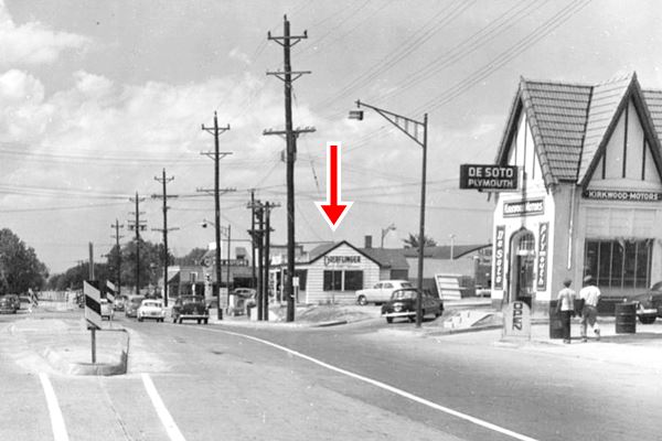 black and white 1952 photo of US highway 66 junction with Manchester Rd, gable roof building, cars