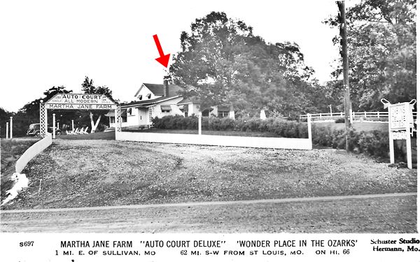 black and white 1940s posctcard, auto court signs, gravel entrance, building and barden