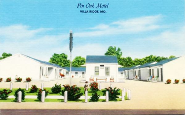 hipped roof office in the middle of U-shaped layout with motel units on both sides in a 1940s color postcard