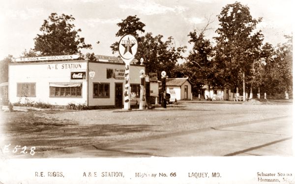 black and white photo 1940s Texaco gas station