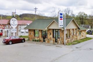 Former gas station on Route 66 in Waynesville, nowadays gable roof stone building