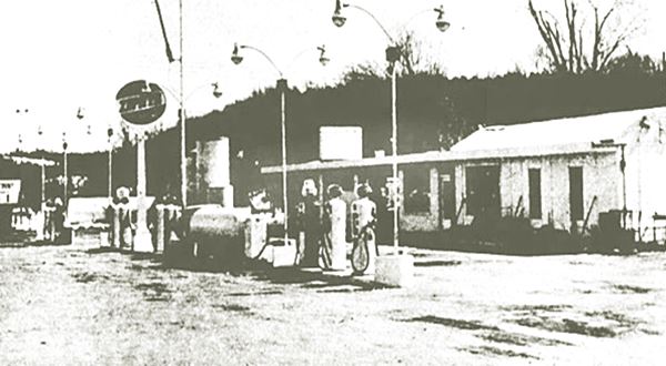 1950s black and white photo of old gas station with Zephyr sign by Route 66