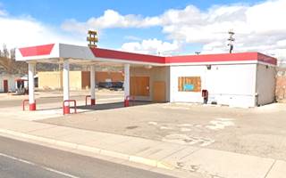 Brummett Mobil Grants US66 red and white, flat and long canopy, boarded up 1960s former gas station