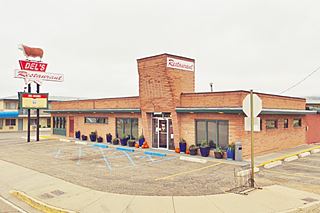 Del’s Restaurant and steer atop neon sign, Route 66 Tucumcari