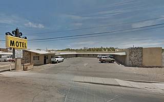 color view U-layout motel US 66 in front, neon sign to the left