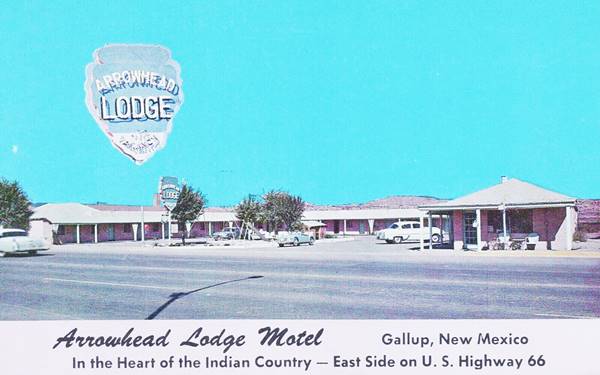1950s postcard Arrowhead Motel, cars, Gable roof building, one floor, neon sign