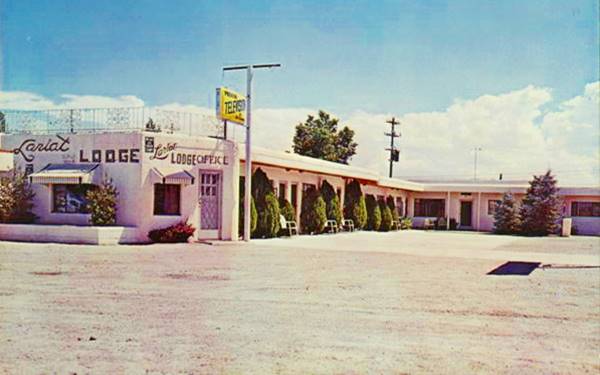 Lariat Lodge motel 1960s, US66 Moriarty color 1960s postcard: L shaped white walled motel with neon sign